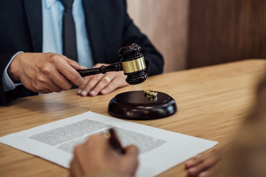 Marriage divorce on Judge gavel deciding, Consultation between a Businesswoman and Male lawyer or judge consult having signing divorce documents, Law and Legal services concept.