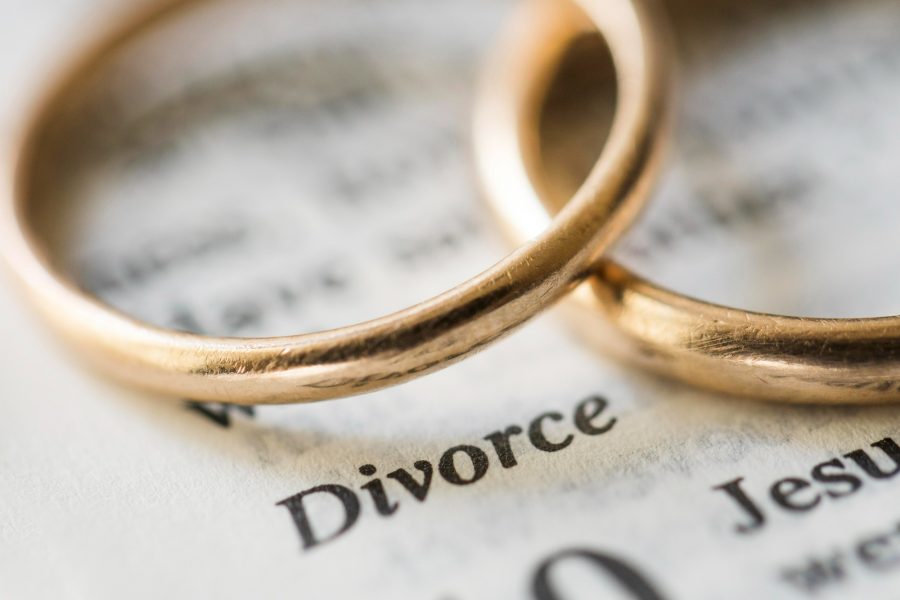 concepto-divorcio-anillos-oro